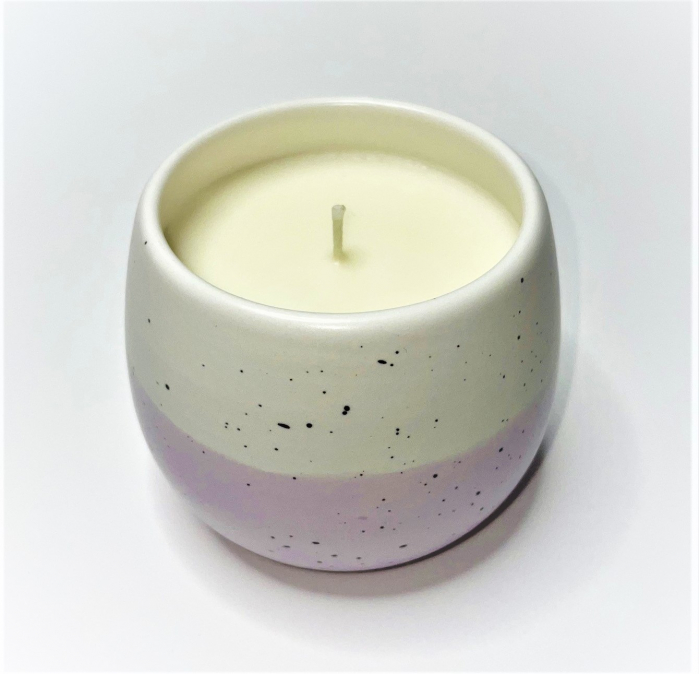 Lumanare parfumata, din ceara naturala de soia, in recipient reutilizabil, vas de ceramica, fitil din bumbac cerat, cantitate ceara 250 g. Ambalata intr-o cutie de carton triplu stratificat pentru a proteja produsul pe perioada livrarii, pe care este lipita eticheta care contine detaliile produsului, vasul avand o forma speciala, eticheta nu se poate lipii corect, in cutie veti gasi si pufeleti ecologici in aceeasi culoare cu vasul, mov, pentru a nu se misca in cutie. [2]