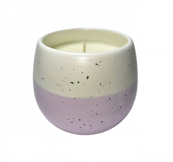 Lumanare parfumata, din ceara naturala de soia, in recipient reutilizabil, vas de ceramica, fitil din bumbac cerat, cantitate ceara 250 g. Ambalata intr-o cutie de carton triplu stratificat pentru a proteja produsul pe perioada livrarii, pe care este lipita eticheta care contine detaliile produsului, vasul avand o forma speciala, eticheta nu se poate lipii corect, in cutie veti gasi si pufeleti ecologici in aceeasi culoare cu vasul, mov, pentru a nu se misca in cutie. [11]