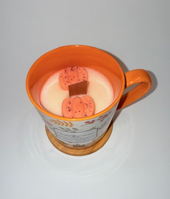 Lumanare parfumata din ceara de soia, in cana din ceramica cu model de sezon – colectia de toamna – Fosnet de frunze, 240 g, cu mini dovlecei [5]