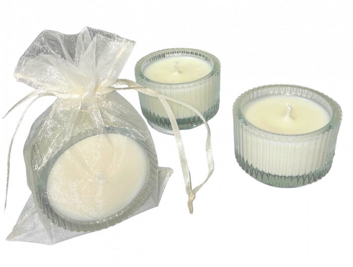 Lumanare parfumata din ceara naturala de soia, tip pastila, fitil de bumbac cerat, vas de sticla termorezistenta, handmade, cantitate ceara 25 g. Produsul vine foarte frumos ambalat, in celofan transparent pentru a pastra aroma si in saculet de organza auriu, de snurul saculetului de agata eticheta cu aroma lumanarii. In cazul marturiilor de nunta sau botez in locul etichetei cu aroma, de snur se agata eticheta personalizata cu detaliile alese de mirii sau parintii beblusului.  [2]