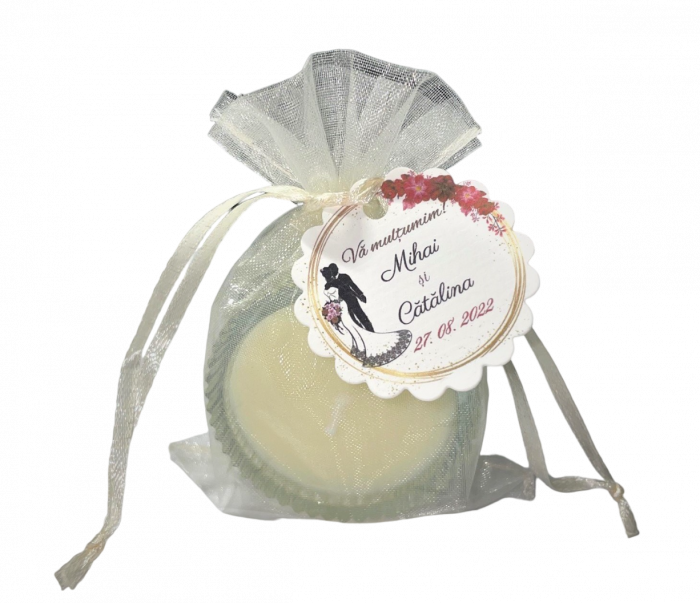 Lumanare parfumata din ceara naturala de soia, tip pastila, fitil de bumbac cerat, vas de sticla termorezistenta, handmade, cantitate ceara 25 g. Produsul vine foarte frumos ambalat, in celofan transparent pentru a pastra aroma si in saculet de organza auriu, de snurul saculetului de agata eticheta cu aroma lumanarii. In cazul marturiilor de nunta sau botez in locul etichetei cu aroma, de snur se agata eticheta personalizata cu detaliile alese de mirii sau parintii beblusului.  [4]