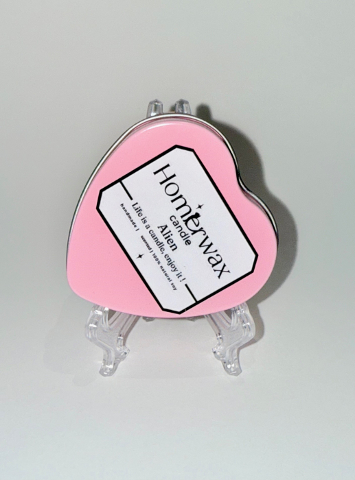 Lumanare parfumata din ceara naturala de soia, in recipient metalic reutilizabil, in forma de inima, culoare roz, cantitate ceara 40 g, arome: Alien sau La vie est belle [6]