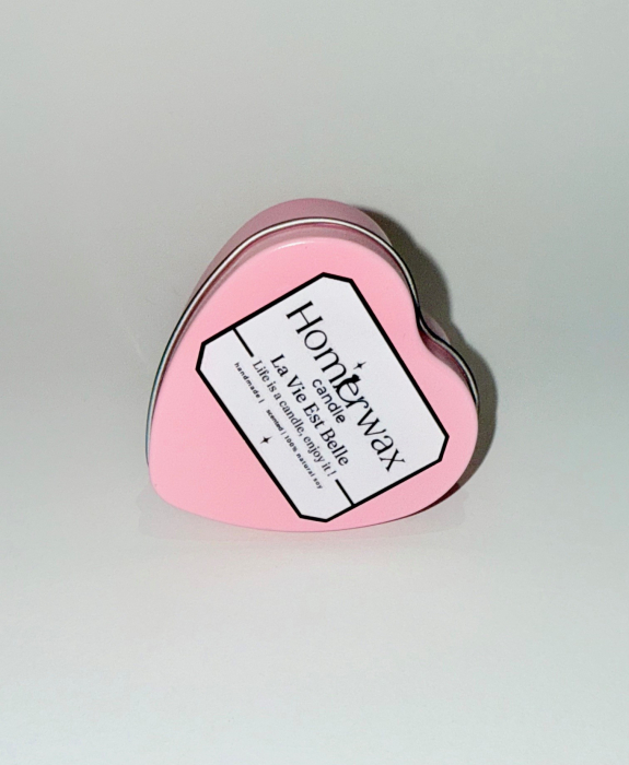 Lumanare parfumata din ceara naturala de soia, in recipient metalic reutilizabil, in forma de inima, culoare roz, cantitate ceara 40 g, arome: Alien sau La vie est belle [10]
