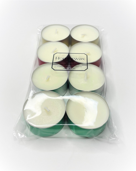 Set lumanari neparfumate tip pastila din ceara naturala de soia, handmade, 8 buc, 128 g, culoare ambalaj rosu, verde, auriu si argintiu, cate 2 bucati din fiecare culoare. Sunt ambalate intr-o punga transparenta de celofan.  [2]
