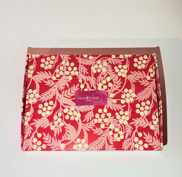 Setul red box contine o tableta ( snap bar) parfumata din ceara naturala de soia, cu aroma Bujor si tei, 50 g, 8 lumanari neparfumate din ceara naturala de soia, tip pastila, 128 g si o cutie eleganta de culoare rosie cu model [10]