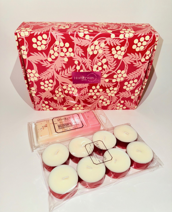 Setul red box contine o tableta ( snap bar) parfumata din ceara naturala de soia, cu aroma Bujor si tei, 50 g, 8 lumanari neparfumate din ceara naturala de soia, tip pastila, 128 g si o cutie eleganta de culoare rosie cu model [5]