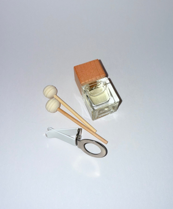 Sticluta odorizant auto sau pentru camera, cantitate parfum 8 ml, forma patrat, 2 in 1, betigase de difuzare si clema metalica. [2]