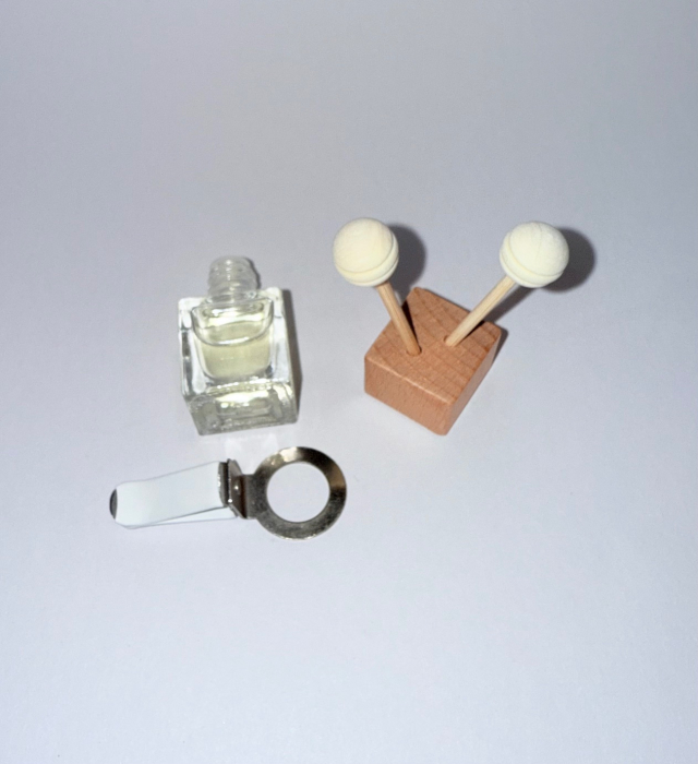 Sticluta odorizant auto sau pentru camera, cantitate parfum 8 ml, forma patrat, 2 in 1, betigase de difuzare si clema metalica. [3]