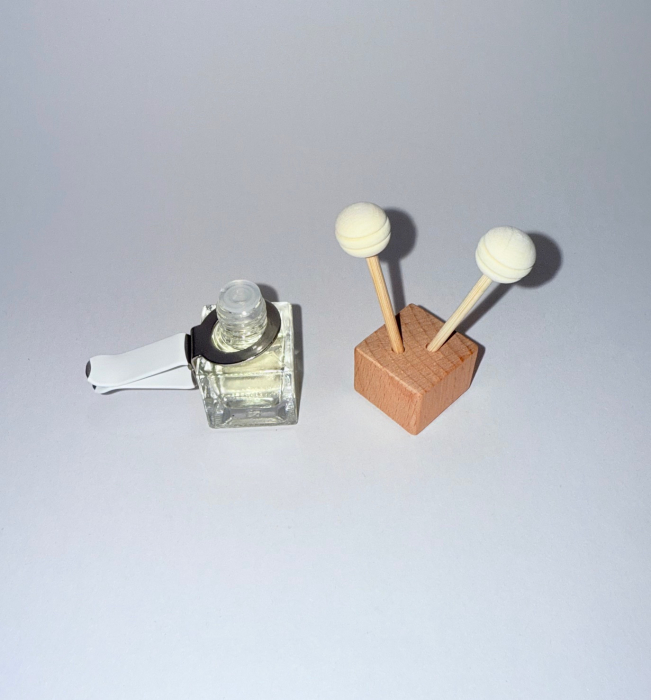 Sticluta odorizant auto sau pentru camera, cantitate parfum 8 ml, forma patrat, 2 in 1, betigase de difuzare si clema metalica. [4]