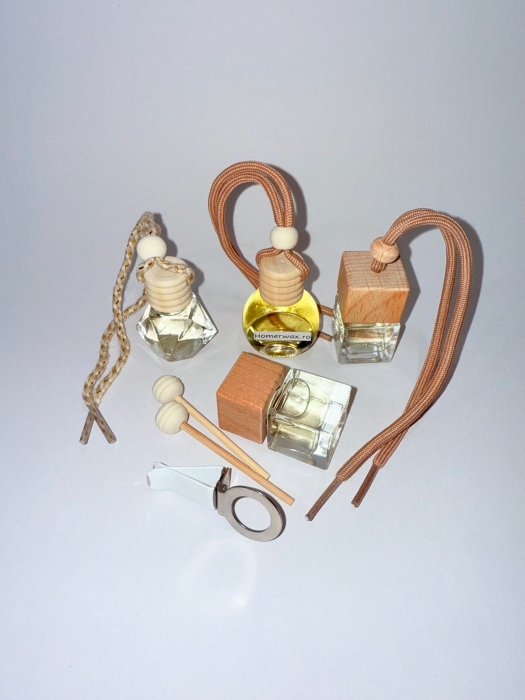 Sticluta odorizant auto sau pentru camera, cantitate parfum 8 ml, forma patrat, 2 in 1, betigase de difuzare si clema metalica. [9]