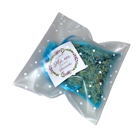 Saculet de organza de culoare bleu care contine 10 g de flori uscate de lavanda. Fiecare saculet este umplut manual cu florile naturale atent selectate. Ambalat intr-o punguta eleganta de celofan opac cu buline albe. [4]