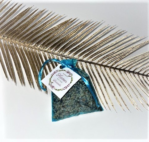 Saculet de organza de culoare bleu care contine 10 g de flori uscate de lavanda. Fiecare saculet este umplut manual cu florile naturale atent selectate. Ambalat intr-o punguta eleganta de celofan opac cu buline albe. [3]