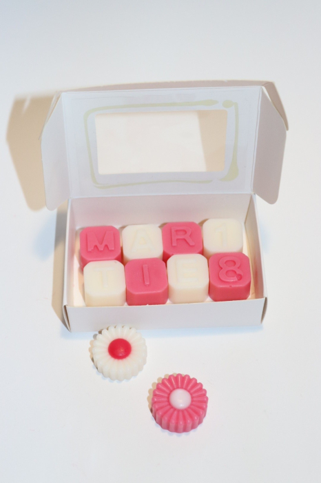 Litere, cifre si margarete parfumate, ceara de soia, wax melts, 44 g - editie Martie [3]