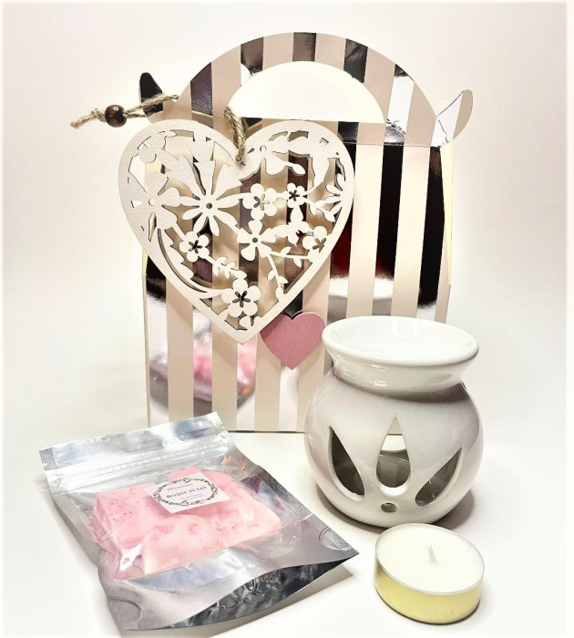 Cutie eleganta cu decoratiune de lemn in forma de inima, vas alb de ceramica, set wax melts Bujor si tei, 4 lumanari pastila neparfumate aurii, handmade [3]