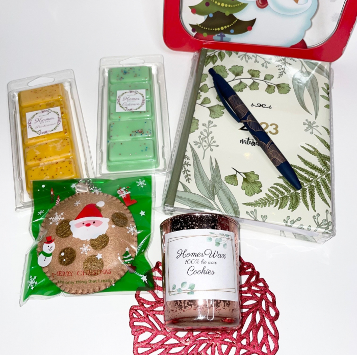 Cutie metalica de Craciun cu lumanare din ceara de soia aroma Cookies, 70 g, 2 snapbar, arome Craciun si Scortisoara, 100 g, set 2 lumanari tip pastila, breloc fetru - model cookie, suport lumanare, agenda 2023 si pix [3]