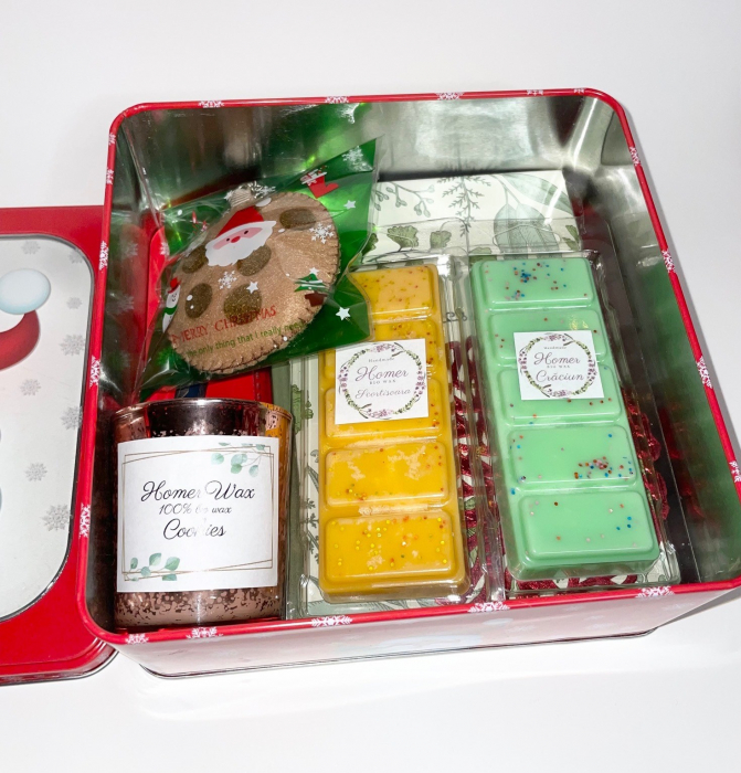 Cutie metalica de Craciun cu lumanare din ceara de soia aroma Cookies, 70 g, 2 snapbar, arome Craciun si Scortisoara, 100 g, set 2 lumanari tip pastila, breloc fetru - model cookie, suport lumanare, agenda 2023 si pix [2]
