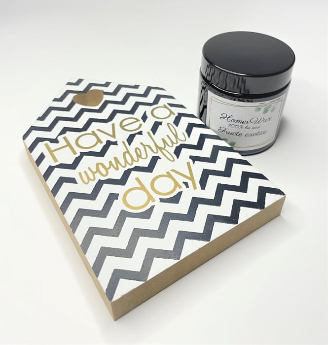 Set format din lumanare parfumata din ceara de soia cu aroma de Fructe exotice si Decoratiune din lemn cu mesaj motivational Have a wonderful day. [4]