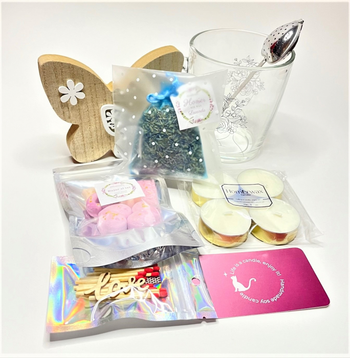 Cutie eleganta cu decoratiune de lemn in forma de fluture, cana de sticla, infuzor pentru ceai, set wax melts Bujor si tei, 4 lumanari aurii tip pastila, saculet organza cu flori uscate de Lavanda, handmade [2]