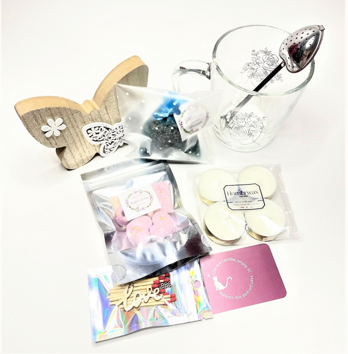 Cutie eleganta cu decoratiune de lemn in forma de fluture, cana de sticla, infuzor pentru ceai, set wax melts Bujor si tei, 4 lumanari aurii tip pastila, saculet organza cu flori uscate de Lavanda, handmade [5]