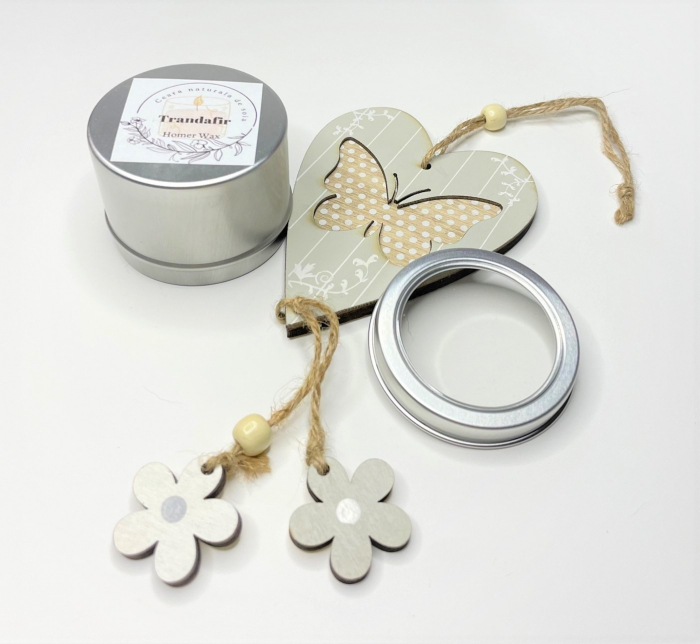 Setul contine: - o lumanare travel, aroma Trandafir, 85 g; - o decoratiune din lemn inima-fluture-flori; - o cutie maro cu buline aurii [5]