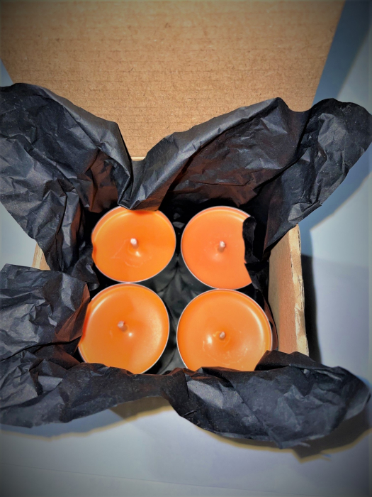 Set lumanari neparfumate, tip pastila, din ceara naturala de soia, culoare portocaliu, editie speciala de Halloween, handmade, 4 buc, cantitate ceara 80 g Cele 4 lumanari sunt ambalate impreuna cu o hartie tissue neagra intr-o cutie de carton.  [3]