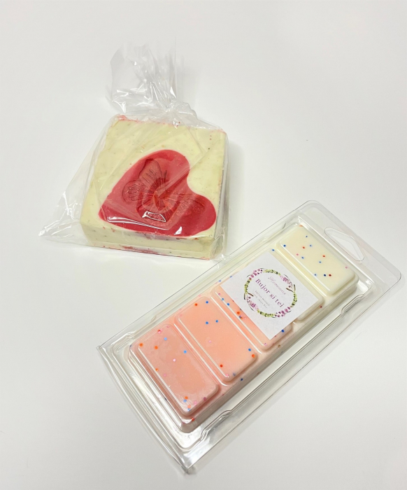 Setul contine: Snap bar cu ceara parfumata de soia, aroma Bujor si tei, clam shell, 50 g; Sapun natural Plin de iubire, Techir, namol si argila rosie, 120 g.   [5]