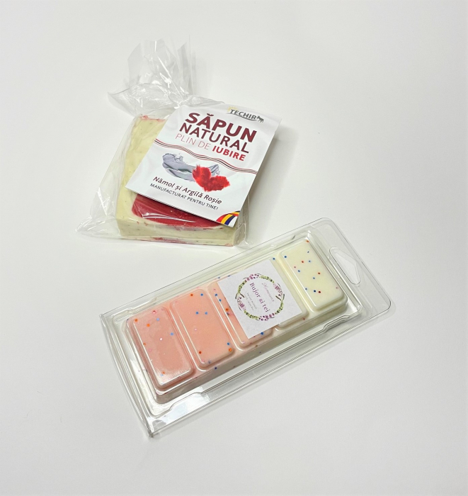 Setul contine: Snap bar cu ceara parfumata de soia, aroma Bujor si tei, clam shell, 50 g; Sapun natural Plin de iubire, Techir, namol si argila rosie, 120 g.   [3]