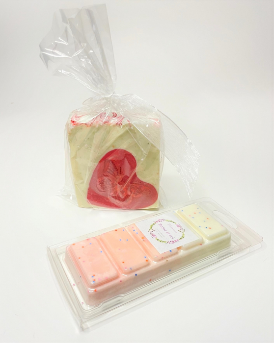 Setul contine: Snap bar cu ceara parfumata de soia, aroma Bujor si tei, clam shell, 50 g; Sapun natural Plin de iubire, Techir, namol si argila rosie, 120 g.   [2]