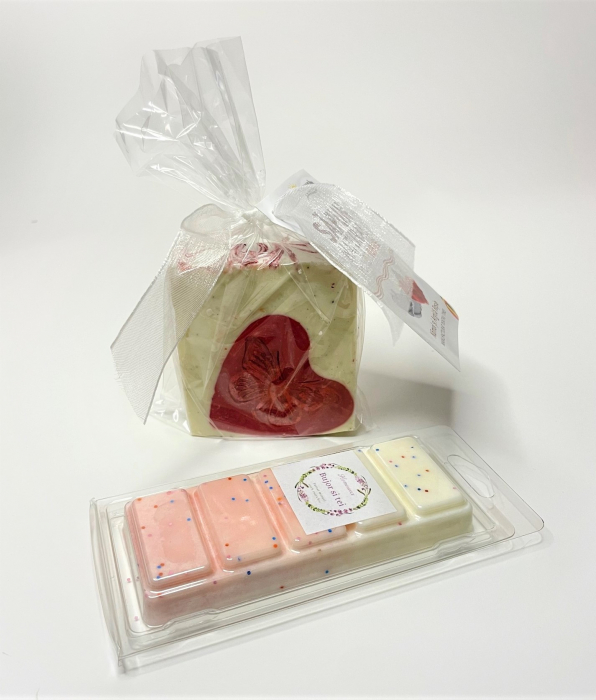 Setul contine: Snap bar cu ceara parfumata de soia, aroma Bujor si tei, clam shell, 50 g; Sapun natural Plin de iubire, Techir, namol si argila rosie, 120 g.   [4]