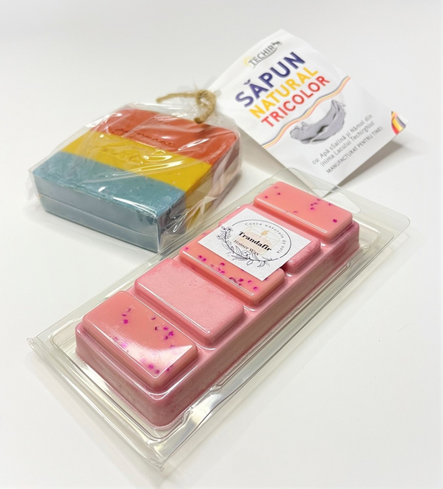 Setul contine: Snap bar cu ceara parfumata de soia, aroma Trandafir, clam shell, 50 g; Sapun natural Tricolor, Techir, Apa salina si namol, 120 g.   [4]