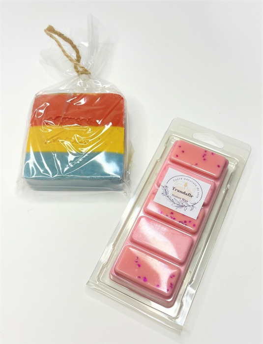 Setul contine: Snap bar cu ceara parfumata de soia, aroma Trandafir, clam shell, 50 g; Sapun natural Tricolor, Techir, Apa salina si namol, 120 g.   [6]