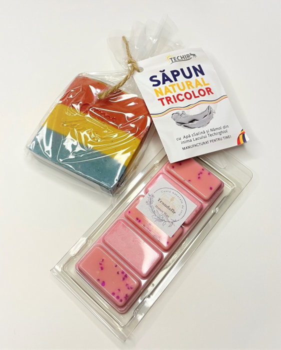 Setul contine: Snap bar cu ceara parfumata de soia, aroma Trandafir, clam shell, 50 g; Sapun natural Tricolor, Techir, Apa salina si namol, 120 g.   [3]