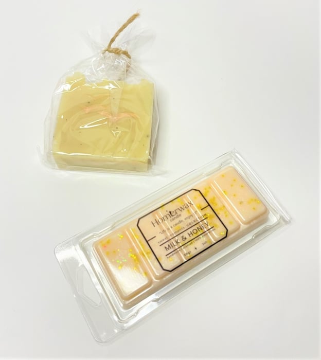 Setul contine: Snap bar cu ceara parfumata de soia, aroma Lapte si miere, clam shell, 50 g; Sapun natural Dupa plaja, Techir, Namol si Galbenele, 120 g.  [5]