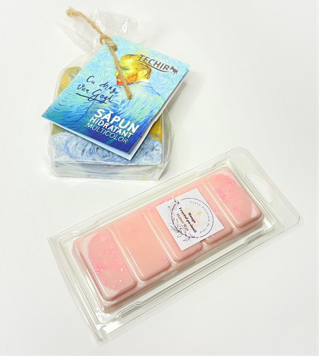 Setul contine: Snap bar cu ceara parfumata de soia, aroma Mango si fructul pasiunii, clam shell, 50 g; Sapun natural hidratant multicolor, Techir, Van Gogh, 120 g.    [2]