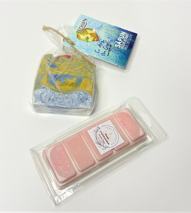 Setul contine: Snap bar cu ceara parfumata de soia, aroma Mango si fructul pasiunii, clam shell, 50 g; Sapun natural hidratant multicolor, Techir, Van Gogh, 120 g.    [3]