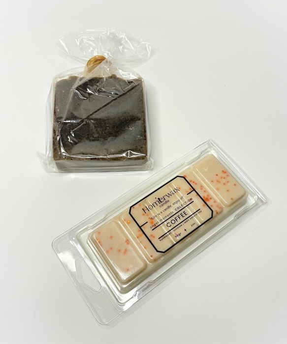 Setul contine: Snap bar cu ceara parfumata de soia, aroma Cafea, clam shell, 50 g; Sapun natural Scub, Techir, Anticelulitic, 120 g.   [4]