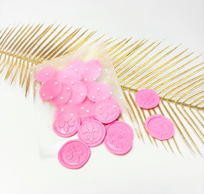 Sigiliu din ceara pentru invitatii nunta/botez, roz, model trandafir sau crin, autoadeziv, 25 buc/set. Ambalare: punga opaca cu buline albe. [10]