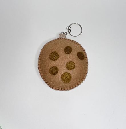 Breloc pentru chei sau geanta, model cookie, prajitura, material fetru, handmade, 8 cm diametru si 2,5 grosime. Vine ambalat intr-o punguta opaca cu buline albe [1]