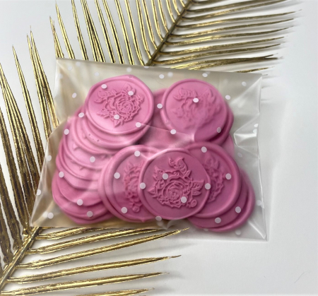 Sigiliu din ceara pentru invitatii nunta/botez, roz, model trandafir sau crin, autoadeziv, 25 buc/set. Ambalare: punga opaca cu buline albe. [2]