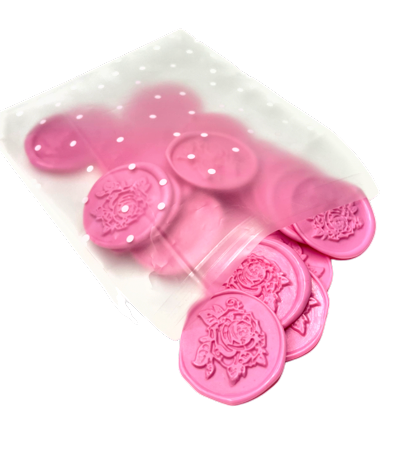 Sigiliu din ceara pentru invitatii nunta/botez, roz, model trandafir sau crin, autoadeziv, 25 buc/set. Ambalare: punga opaca cu buline albe. [1]