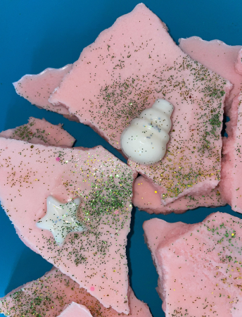 Ceara parfumata de soia brittle in punga rosie cantitate 100 g Bucatile de ceara vin ambalate intr-o punga de plastic rosie [1]