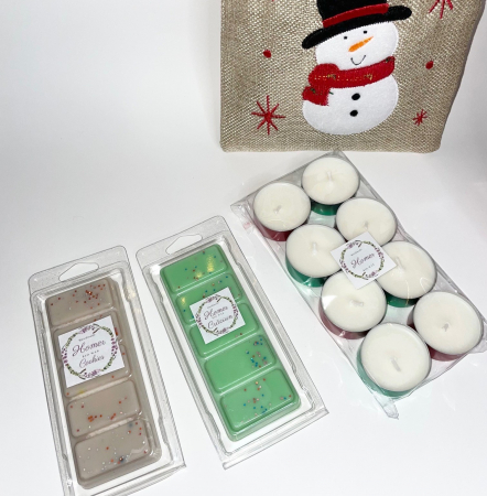 Saculet cu bucurii de Craciun, 2 snapbar, ceara de soia, arome Cookies si Craciun, 100 g si 1 set de 8 lumanari neparfumate tip pastila, 128 g. 3 modele de saculet: Ren, Mos Craciun si Om de Zapada [4]