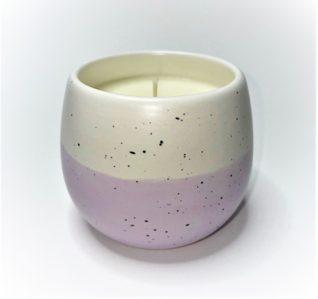 Lumanare parfumata, din ceara naturala de soia, in recipient reutilizabil, vas de ceramica, fitil din bumbac cerat, cantitate ceara 250 g. Ambalata intr-o cutie de carton triplu stratificat pentru a proteja produsul pe perioada livrarii, pe care este lipita eticheta care contine detaliile produsului, vasul avand o forma speciala, eticheta nu se poate lipii corect, in cutie veti gasi si pufeleti ecologici in aceeasi culoare cu vasul, mov, pentru a nu se misca in cutie. [2]