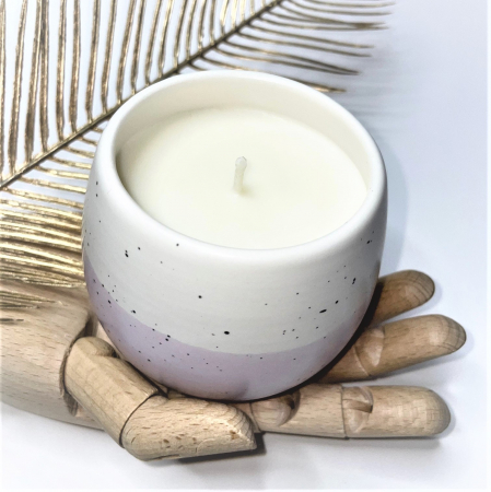 Lumanare parfumata, din ceara naturala de soia, in recipient reutilizabil, vas de ceramica, fitil din bumbac cerat, cantitate ceara 250 g. Ambalata intr-o cutie de carton triplu stratificat pentru a proteja produsul pe perioada livrarii, pe care este lipita eticheta care contine detaliile produsului, vasul avand o forma speciala, eticheta nu se poate lipii corect, in cutie veti gasi si pufeleti ecologici in aceeasi culoare cu vasul, mov, pentru a nu se misca in cutie. [9]