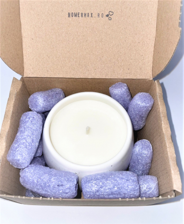 Lumanare parfumata, din ceara naturala de soia, in recipient reutilizabil, vas de ceramica, fitil din bumbac cerat, cantitate ceara 250 g. Ambalata intr-o cutie de carton triplu stratificat pentru a proteja produsul pe perioada livrarii, pe care este lipita eticheta care contine detaliile produsului, vasul avand o forma speciala, eticheta nu se poate lipii corect, in cutie veti gasi si pufeleti ecologici in aceeasi culoare cu vasul, mov, pentru a nu se misca in cutie. [6]