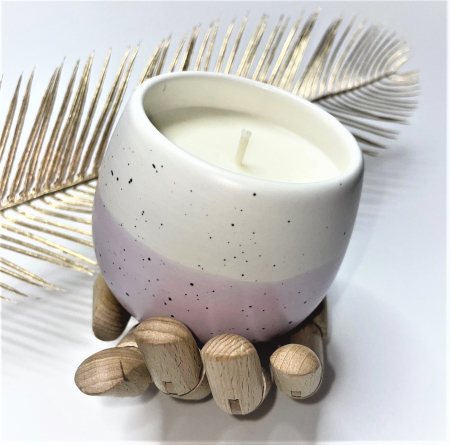 Lumanare parfumata, din ceara naturala de soia, in recipient reutilizabil, vas de ceramica, fitil din bumbac cerat, cantitate ceara 250 g. Ambalata intr-o cutie de carton triplu stratificat pentru a proteja produsul pe perioada livrarii, pe care este lipita eticheta care contine detaliile produsului, vasul avand o forma speciala, eticheta nu se poate lipii corect, in cutie veti gasi si pufeleti ecologici in aceeasi culoare cu vasul, mov, pentru a nu se misca in cutie. [8]