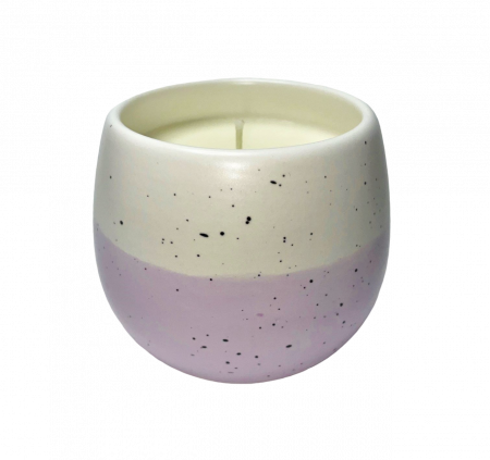 Lumanare parfumata, din ceara naturala de soia, in recipient reutilizabil, vas de ceramica, fitil din bumbac cerat, cantitate ceara 250 g. Ambalata intr-o cutie de carton triplu stratificat pentru a proteja produsul pe perioada livrarii, pe care este lipita eticheta care contine detaliile produsului, vasul avand o forma speciala, eticheta nu se poate lipii corect, in cutie veti gasi si pufeleti ecologici in aceeasi culoare cu vasul, mov, pentru a nu se misca in cutie. [10]