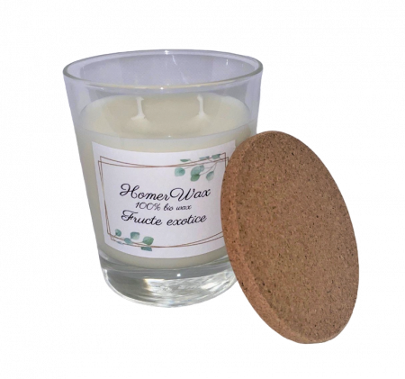 Lumanare parfumata din ceara naturala de soia, 2 fitiluri din bumbac cerat, handmade, capac din pluta, 180 g Lumanare parfumata, turnata manual in recipient reutilizabil, pahar din sticla termorezistenta transparent, cu 2 fitiluri cerate din bumbac organic, capac din pluta cu dubla utilizare, poate fi folosit si ca suport atunci cand lumanarea este aprinsa. [3]