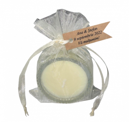 Lumanare parfumata din ceara naturala de soia, tip pastila, fitil de bumbac cerat, vas de sticla termorezistenta, handmade, cantitate ceara 25 g. Produsul vine foarte frumos ambalat, in celofan transparent pentru a pastra aroma si in saculet de organza auriu, de snurul saculetului de agata eticheta cu aroma lumanarii. In cazul marturiilor de nunta sau botez in locul etichetei cu aroma, de snur se agata eticheta personalizata cu detaliile alese de mirii sau parintii beblusului.  [2]