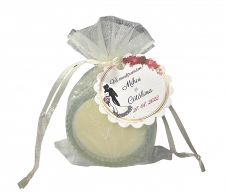 Lumanare parfumata din ceara naturala de soia, tip pastila, fitil de bumbac cerat, vas de sticla termorezistenta, handmade, cantitate ceara 25 g. Produsul vine foarte frumos ambalat, in celofan transparent pentru a pastra aroma si in saculet de organza auriu, de snurul saculetului de agata eticheta cu aroma lumanarii. In cazul marturiilor de nunta sau botez in locul etichetei cu aroma, de snur se agata eticheta personalizata cu detaliile alese de mirii sau parintii beblusului.  [3]